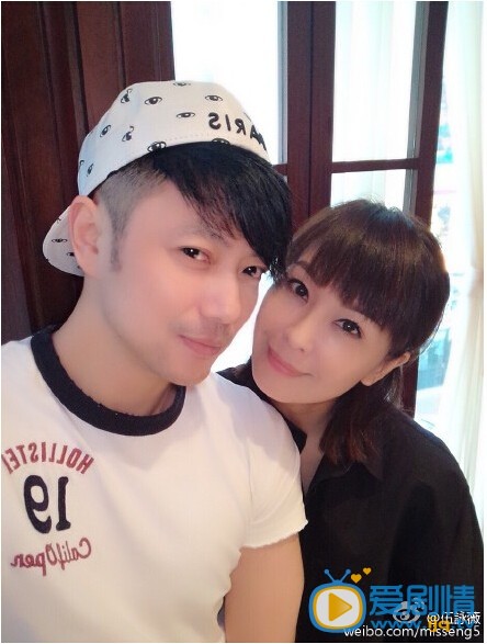 香港艺人伍咏薇2015年9月11日上午在微博晒出了两张与小鲜肉好友的合影，称偶然遇见，还娇嗔该好友约别人不约她，下次要打他屁股。