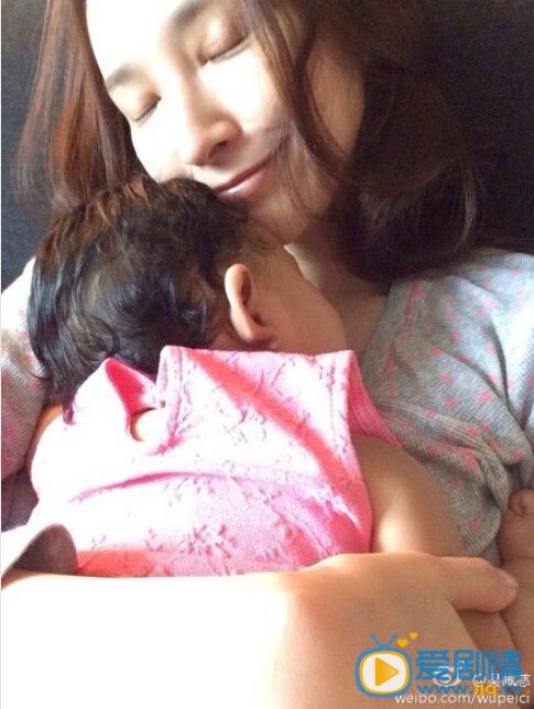 吴佩慈2014年2月产下爱女小蕊蕊，爱女首次正面照