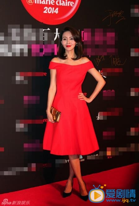 于明加红裙活动照 于明加、迪丽热巴等受邀出席了某杂志在上海举办的美妆百大赏时尚活动,现场群星助阵星光熠熠。