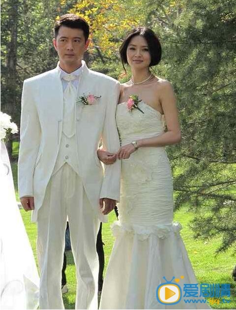 这是网传的于明加和老公胡俊的婚纱照，其实是电视剧《手机》中的剧照，并非真实的于明加婚纱照