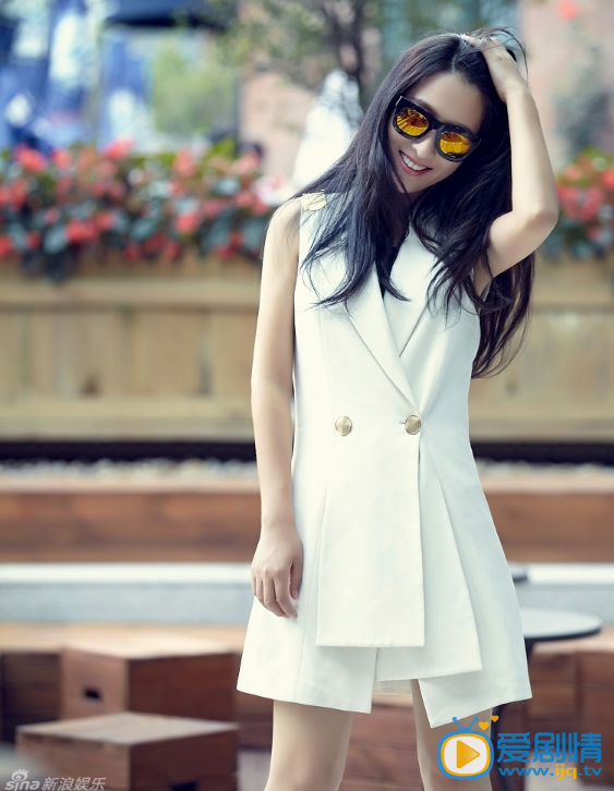 马苏时尚街拍 近日，马苏曝光了一组时尚街拍大片，片中身着白色无袖西装连衣裙，清新自然。