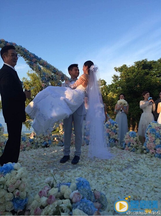 刘诗诗大婚现场婚礼组图 2016年3月20日，吴奇隆和刘诗诗在巴厘岛举行婚礼。在婚礼现场，吴奇隆向刘诗诗承诺以后一定会听话，刘诗诗感动落泪。