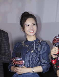 杨子姗现身《天亮之前》 上海宣传会 清新甜美造型引关注