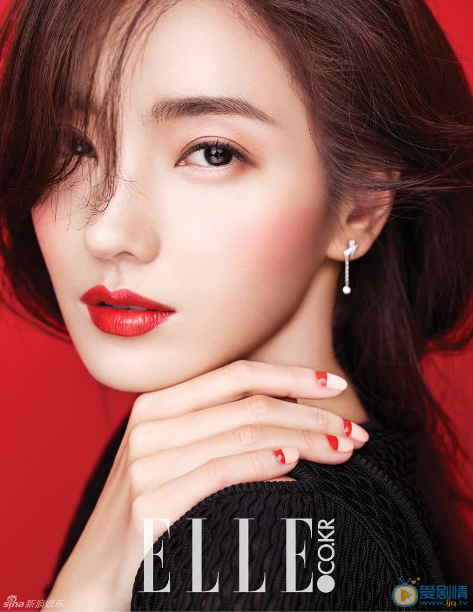 韩国演员韩彩英为时尚杂志《ELLE》2月号拍摄了一组美妆写真。韩彩英说平时不太会完全素颜，总是画上简单的眼线和唇妆。
