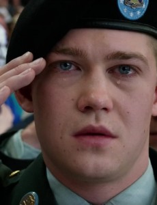比利·林恩的中场战事中男主敬礼的时候为什么流泪了呢？