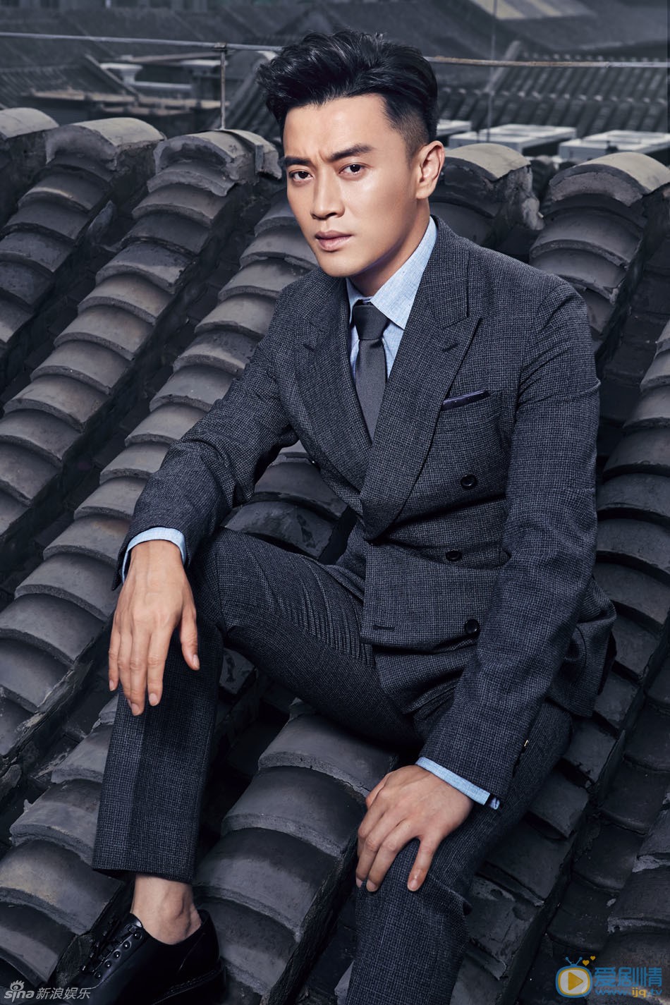 蔣毅新曝光一組時尚西裝大片。有著熟男魅力的他，此次身著黑色西裝搭配淺藍色襯衣，完美詮釋了干練有型的成功精英。