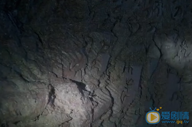  鬼吹灯之精绝古城胡八一和考古队在昆仑冰川发现了什么？
