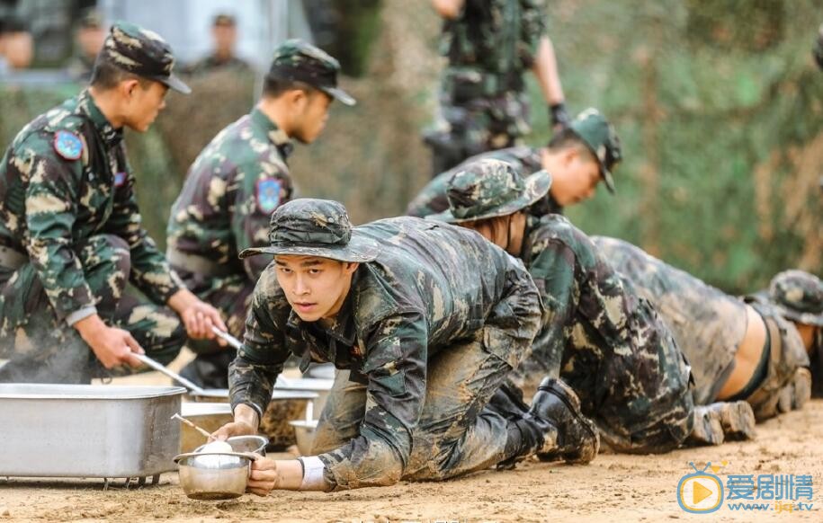 真正男子漢獵人集訓(xùn)楊冪滿身泥濘趴地上吃飯，一臉生無(wú)可戀惹人心疼