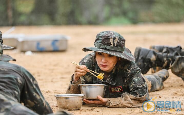 真正男子漢獵人集訓(xùn)楊冪滿身泥濘趴地上吃飯，一臉生無(wú)可戀惹人心疼