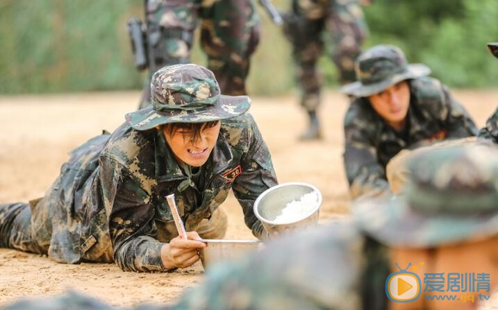 真正男子漢獵人集訓(xùn)楊冪滿身泥濘趴地上吃飯，一臉生無(wú)可戀惹人心疼