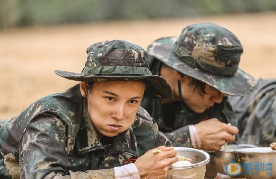 真正男子漢獵人集訓(xùn)楊冪滿身泥濘趴地上吃飯，一臉生無(wú)可戀惹人心疼