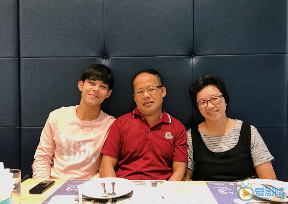 Nanoob（王毛东）个人资料 家庭背景 Nanoob（王毛东）与父母吃饭照片