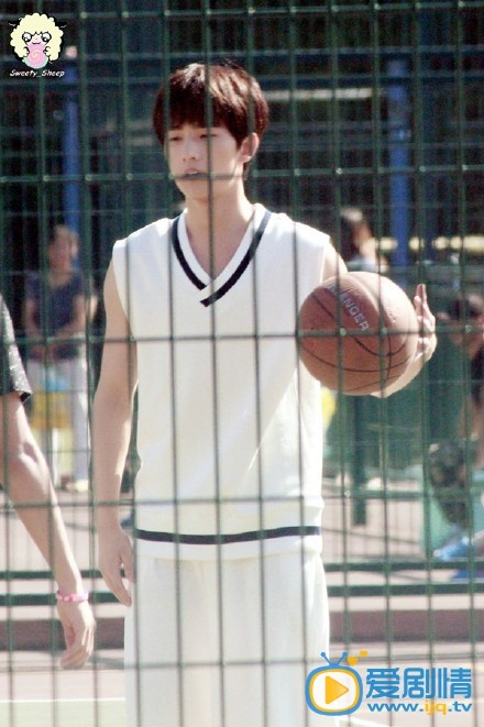   《微微一笑很倾城》最新路透照 杨洋白色运动衣玩转篮球
