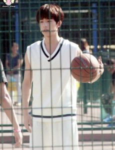 《微微一笑很倾城》最新路透照 杨洋白色运动衣玩转篮球