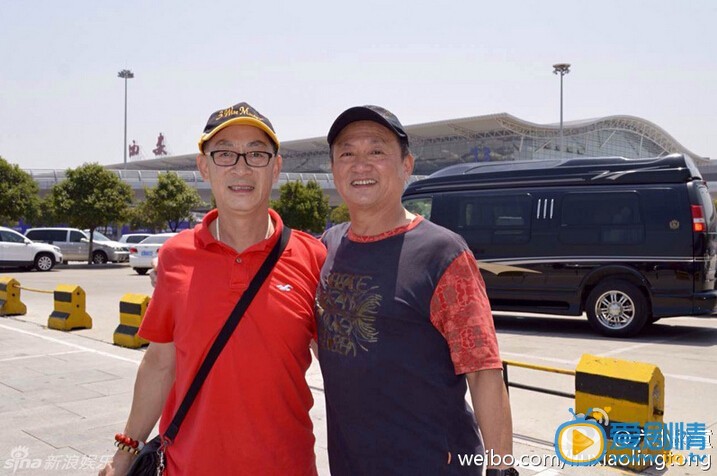 25日，六小龄童晒出一组与“师父”汪粤，马德华、刘大刚二位“师弟”现身西安咸阳机场的照片。