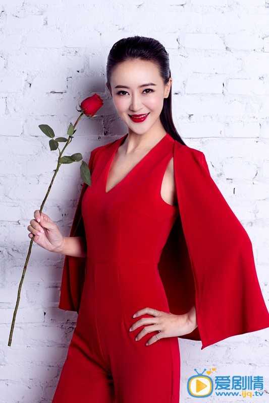 万妮恩“新年红”写真 日前，演员万妮恩曝光了一组“新年红”风格写真。写真中万妮恩身着红色连衣裙，手握玫瑰，精致唯美的妆容，加上简约优雅的服装，彰显高贵霸气。