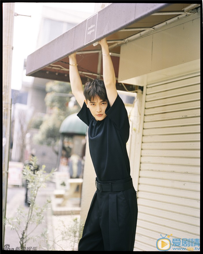 近日，孙坚曝光了一组日本街头最新写真，照片中孙坚身穿黑白色系休闲装，游走在日本街头，简约随性的搭配风格，文艺清新范十足。