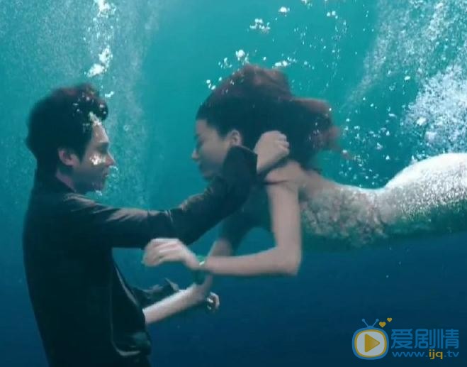 蓝色海洋的传说许俊宰和美人鱼第一次吻戏是在第几集？