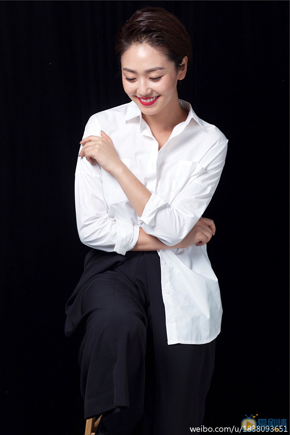 青年演员王思思曝光一组个性写真。写真中，王思思身着设计独特的白衬衫黑西裤，简约有型，气场十足。