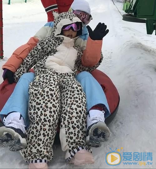 李小璐甜馨滑雪照,李小璐带甜馨滑雪显得格外的幸福